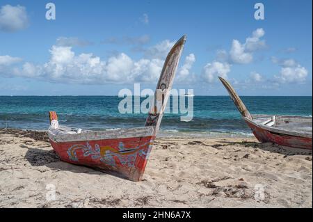 Bateaux traditionnels en bois, vus sur la plage de la baie de Nettle / Baie Nettlé sur le côté français de l'île Saint-Martin / Sint Maarten Banque D'Images