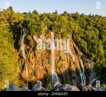 L'attraction principale des lacs de Plitvice est une grande cascade, le ruisseau d'eau tombe d'une hauteur de près de quatre-vingts mètres, photographié dans le s. Banque D'Images