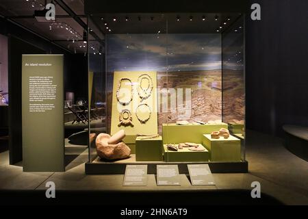 The World of Stonehenge est la première exposition majeure du Royaume-Uni sur l'histoire de Stonehenge les prêts-clés incluent le Nebra Sky Disc , la plus ancienne carte des étoiles au monde et l'étonnant monument en bois surnommé Seahenge qui a récemment émergé après des millénaires des sables d'une plage de Norfolk .. Stonehenge a été construit il y a 4500 ans à peu près à la même époque que le Sphinx et la Grande Pyramide de Gizeh en Egypte . Près des deux tiers des objets exposés dans le monde de Stonehenge sont des prêts , avec des objets de 35 prêteurs à travers le Royaume-Uni et l'Europe et n'ont jamais été vus au Royaume-Uni avant ... Banque D'Images