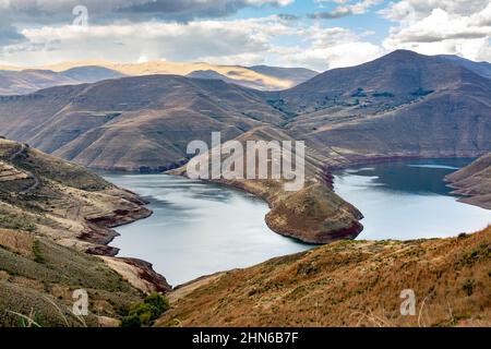 Voyage au Lesotho. Vue sur le lac du barrage de Katse. Banque D'Images