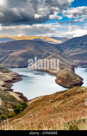 Voyage au Lesotho. Vue sur le lac du barrage de Katse. Banque D'Images