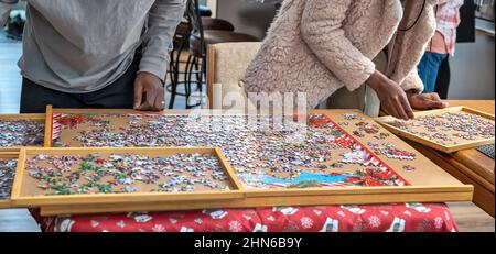 Un couple afro-américain résolvant un puzzle. Banque D'Images