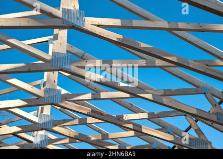 Fermes de toit sur un nouveau projet de construction de maison avec ciel bleu. Banque D'Images