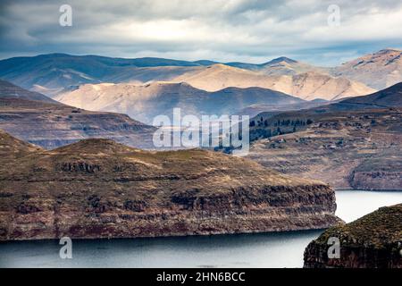 Voyage au Lesotho. Vue sur les montagnes et le lac Katse Dam. Banque D'Images