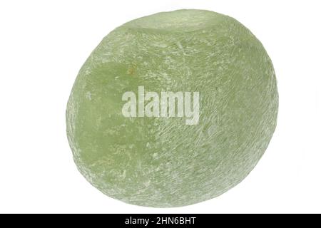 Préhnite de la région de Kayes, Mali isolé sur fond blanc Banque D'Images