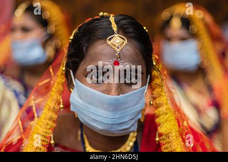 Kolkata, Bengale occidental, Inde. 14th févr. 2022. Un énorme mariage de masse s'est produit le jour de la Saint-Valentin dans le nord de kolkata. Une ONG appelée ''Aloy Phera'' a organisé une cérémonie de mariage de masse plus de 100 couples de différentes religions pour diffuser le message de l'amour et de l'harmonie sociale le jour de la Saint-Valentin. Des couples de diverses communautés arriérées qui manquent de soutien financier de base dans leur famille ont participé à cet événement. (Credit image: © Sauragh Sirohiya/ZUMA Press Wire) Banque D'Images