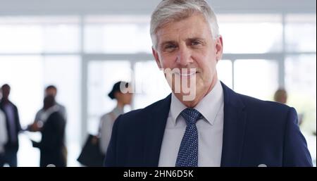 Lors d'une conférence sans assistant sans fil. 4k séquences vidéo d'un homme d'affaires mature utilisant une tablette numérique dans un centre de congrès. Banque D'Images