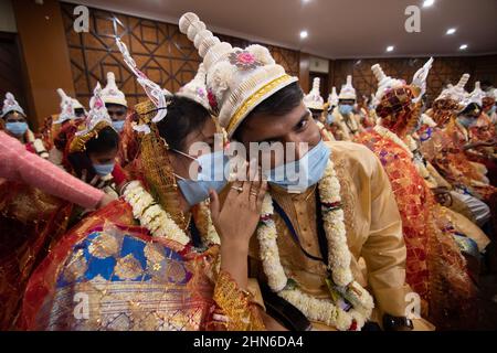 Kolkata, Bengale occidental, Inde. 14th févr. 2022. Un énorme mariage de masse s'est produit le jour de la Saint-Valentin dans le nord de kolkata. Une ONG appelée ''Aloy Phera'' a organisé une cérémonie de mariage de masse plus de 100 couples de différentes religions pour diffuser le message de l'amour et de l'harmonie sociale le jour de la Saint-Valentin. Des couples de diverses communautés arriérées qui manquent de soutien financier de base dans leur famille ont participé à cet événement. (Credit image: © Sauragh Sirohiya/ZUMA Press Wire) Banque D'Images