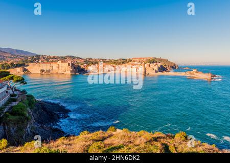 Vue panoramique sur Collioure, village côtier du sud-ouest de la France, près de la ville de Perpignan et près de la frontière avec l'Espagne Banque D'Images