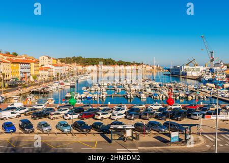 Vue panoramique sur Port-Vendres, sa marina et son port. Port-Vendres est situé près de la frontière espagnole dans le sud-ouest de la France. Banque D'Images