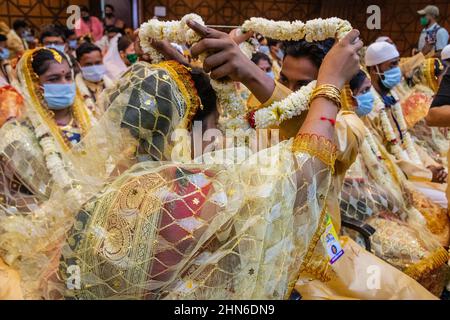 Kolkata, Bengale occidental, Inde. 14th févr. 2022. Un énorme mariage de masse s'est produit le jour de la Saint-Valentin dans le nord de kolkata. Une ONG appelée ''Aloy Phera'' a organisé une cérémonie de mariage de masse plus de 100 couples de différentes religions pour diffuser le message de l'amour et de l'harmonie sociale le jour de la Saint-Valentin. Des couples de diverses communautés arriérées qui manquent de soutien financier de base dans leur famille ont participé à cet événement. (Credit image: © Sauragh Sirohiya/ZUMA Press Wire) Banque D'Images