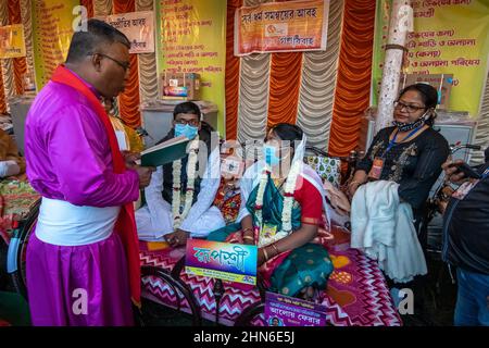 Kolkata, Bengale occidental, Inde. 14th févr. 2022. Un énorme mariage de masse s'est produit le jour de la Saint-Valentin dans le nord de kolkata. Une ONG appelée ''Aloy Phera'' a organisé une cérémonie de mariage de masse plus de 100 couples de différentes religions pour diffuser le message de l'amour et de l'harmonie sociale le jour de la Saint-Valentin. Des couples de diverses communautés arriérées qui manquent de soutien financier de base dans leur famille ont participé à cet événement. (Credit image: © Sauragh Sirohiya/ZUMA Press Wire) Banque D'Images