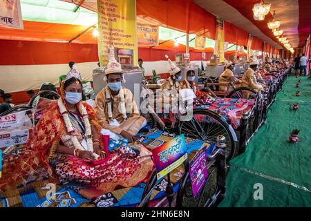 Kolkata, Bengale occidental, Inde. 14th févr. 2022. Un énorme mariage de masse s'est produit le jour de la Saint-Valentin dans le nord de kolkata. Une ONG appelée ''Aloy Phera'' a organisé une cérémonie de mariage de masse plus de 100 couples de différentes religions pour diffuser le message de l'amour et de l'harmonie sociale le jour de la Saint-Valentin. Des couples de diverses communautés arriérées qui manquent de soutien financier de base dans leur famille ont participé à cet événement. (Credit image: © Sauragh Sirohiya/ZUMA Press Wire) Banque D'Images