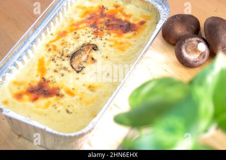 Champignons de poulet délicieux Macaroni. Encore chaud, du four Banque D'Images