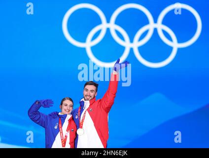 Pékin, Chine. 14th févr. 2022. Les médaillés d'or Gabriella Papadakis/Guillaume Cizeron de France réagissent lors de la cérémonie d'attribution de patinage artistique danse libre sur glace au Beijing Medals Plaza des Jeux Olympiques d'hiver à Beijing, capitale de la Chine, le 14 février 2022. Credit: Yang Lei/Xinhua/Alay Live News Banque D'Images