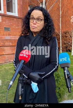 Phil ni Sheaghdha, secrétaire général de l'organisation irlandaise des infirmières et des sages-femmes (INMO), s'exprimant lors du dévoilement de deux monuments commémoratifs aux victimes de la tragédie de Stardust à Artane, Dublin, et aux personnes décédées de Covid-19, dans le domaine du centre d'éducation et d'événements de Richmond, Dublin. Date de la photo: Lundi 14 février 2022. Banque D'Images