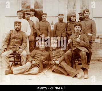 Une photographie informelle de groups des soldats allemands , dont certains sont en pyjama rayé, à l'époque de la première Guerre mondiale, suggérant qu'ils se convalescence après avoir été blessés. Banque D'Images