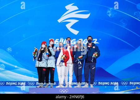 Pékin, Chine. 14th févr. 2022. Les médaillés d'or Gabriella Papadakis/Guillaume Cizeron (C) de France, les médaillés d'argent Victoria Sinitsina/Nikita Katsalapov (L) de la ROC et les médaillés de bronze Madison Hubbell/Zachary Donohue des États-Unis posent lors de la cérémonie de remise de la danse libre de patinage artistique à la place des médailles d'hiver de Beijing à Beijing, à Beijing. Capitale de la Chine, 14 février 2022. Crédit : CAO CAN/Xinhua/Alay Live News Banque D'Images