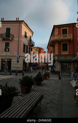 Juillet 2021 Sestri Levante, Italie: Rues, bâtiments colorés, personnes marchant pendant le coucher du soleil. Paysage urbain Banque D'Images