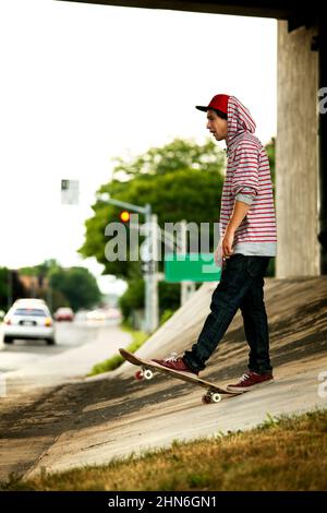 Skateboarder sous le pont-carte, côté rue d'attente Banque D'Images