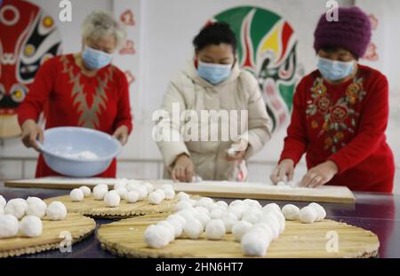 Xingtai, province chinoise de Hebei. 14th févr. 2022. Les résidents font de Yuanxiao, des boules de farine de riz gluant bouillies généralement consommées pendant le festival Lantern, à Xingtai, dans la province Hebei, dans le nord de la Chine, le 14 février 2022. Le festival Lantern, le 15th jour du premier mois du calendrier lunaire chinois, tombe le 15 février de cette année. Credit: Zhang Chi/Xinhua/Alay Live News Banque D'Images