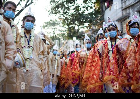 Kolkata, Bengale occidental, Inde. 14th févr. 2022. Des centaines de épouses et de ghares défavorisées ont noué le nœud lors d'une cérémonie de mariage de masse à Kolkata financée par une ONG soutenue par le gouvernement nommée « Aloy Fera ». Depuis plus de 10 ans, ils organisent de telles cérémonies de mariage collectives pour les familles pauvres qui ne peuvent pas organiser le mariage de leur fils ou de leur fille en raison de problèmes financiers. Outre le mariage, cette cérémonie est un terrain d'harmonie religieuse. Des gens de toutes religions y participent. La cérémonie de cette année voit 101 couples de communautés hindoues, musulmanes et chrétiennes. (Image crédit : © Banque D'Images