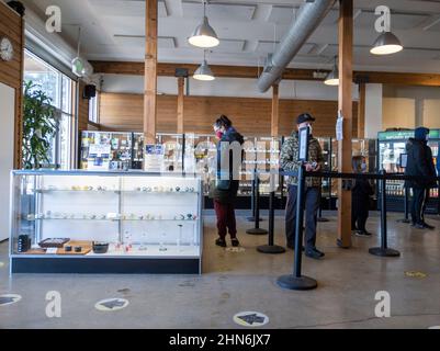 Woodinville, WA USA - vers décembre 2021 : vue des clients qui attendent en file d'attente au magasin de cannabis High Leaf pendant l'épidémie de coronavirus. Banque D'Images