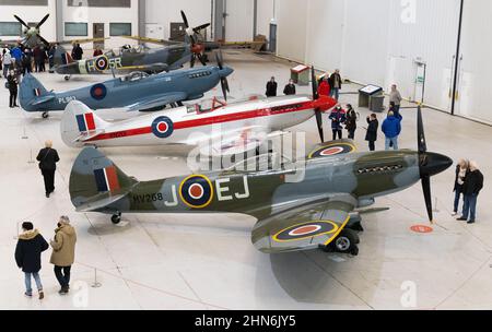 IWM Duxford Imperial War Museum - personnes regardant les avions de chasse spitfire à l'intérieur d'un hangar, Duxford Air Museum, Cambridgeshire Angleterre Royaume-Uni Banque D'Images