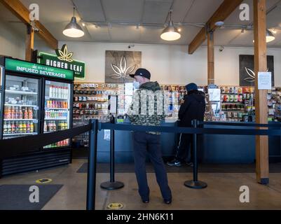 Woodinville, WA USA - vers décembre 2021 : vue des clients qui attendent en file d'attente au magasin de cannabis High Leaf pendant l'épidémie de coronavirus. Banque D'Images