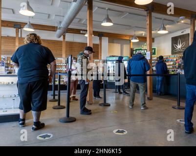 Woodinville, WA USA - vers décembre 2021 : vue des clients qui attendent en file d'attente au magasin de cannabis High Leaf pendant l'épidémie de coronavirus. Banque D'Images