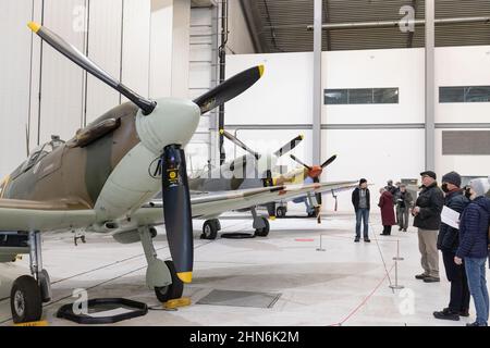 Imperial War Museum Duxford UK - personnes regardant une exposition des avions spitfire de la Seconde Guerre mondiale dans l'IWM Duxford Cambridgeshire UK Banque D'Images