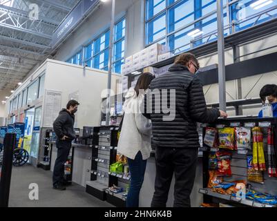 Bellevue, Washington, États-Unis - vers décembre 2021 : vue des clients qui s'enregistrent à la caisse à l'intérieur d'un magasin d'électronique Best Buy. Banque D'Images