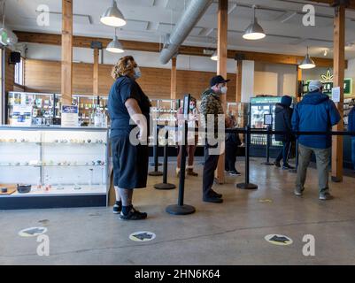 Woodinville, WA USA - vers décembre 2021 : vue des clients qui attendent en file d'attente au magasin de cannabis High Leaf pendant l'épidémie de coronavirus. Banque D'Images