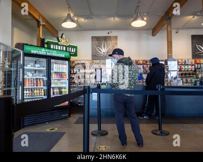 Woodinville, WA USA - vers décembre 2021 : vue des clients qui attendent en file d'attente au magasin de cannabis High Leaf pendant l'épidémie de coronavirus. Banque D'Images