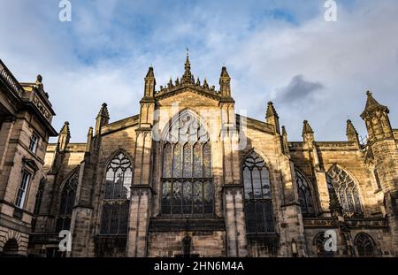 Extérieur de St Giles Kirk ou église avec vitrail, Édimbourg, Écosse, Royaume-Uni Banque D'Images