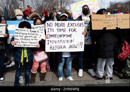 Washington, États-Unis, 14th février 2022. 14 février 2022 - Washington, DC, États-Unis: Signez avec les mots «plus d'excuses, il est temps de procéder à une réforme complète de l'immigration maintenant!!!» Lors d'une manifestation « sans immigrants » devant la Maison Blanche. (Photo de Michael Brochstein/Sipa USA) crédit: SIPA USA/Alay Live News Banque D'Images