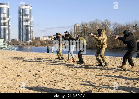 Kiev, Ukraine. 14th févr. 2022. Les civils s'entraînent pour tenir des fusils de Kalachnikov pendant qu'ils prennent part à une session de formation dans la capitale ukrainienne de Kiev, le dimanche 13 février 2022. Le quartier général de la Défense de Kiev a mené une formation approfondie pour enseigner à la population à se défendre en cas d'invasion par les troupes russes. Photo de Vladyslav Musiienko/ Credit: UPI/Alamy Live News Banque D'Images