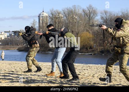 Kiev, Ukraine. 14th févr. 2022. Les civils s'entraînent pour tenir des fusils de Kalachnikov pendant qu'ils prennent part à une session de formation dans la capitale ukrainienne de Kiev, le dimanche 13 février 2022. Le quartier général de la Défense de Kiev a mené une formation approfondie pour enseigner à la population à se défendre en cas d'invasion par les troupes russes. Photo de Vladyslav Musiienko/ Credit: UPI/Alamy Live News Banque D'Images