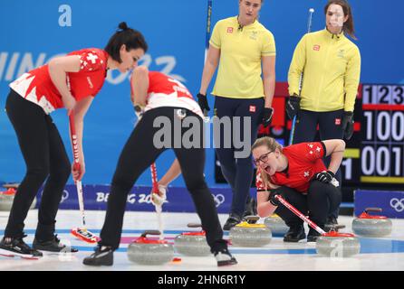 Pékin, Chine. 14th févr. 2022. Alina Paetz (en bas) de Suisse réagit lors de la session ronde des femmes de curling 8 des Jeux Olympiques d'hiver de Beijing 2022 entre la Suède et la Suisse au Centre National de la natation à Beijing, capitale de la Chine, le 14 février 2022. Credit: Ding Xu/Xinhua/Alamy Live News Banque D'Images