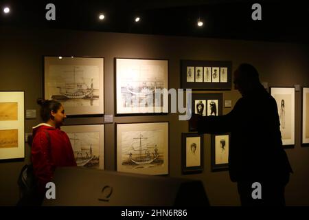 Le Caire, Égypte. 8th févr. 2022. Les gens prennent des photos dans un musée situé à l'intérieur de la Bibliotheca Alexandrina à Alexandrie, en Égypte, le 8 février 2022. La Bibliotheca Alexandrina, une immense bibliothèque unique et symbole culturel de la ville côtière égyptienne méditerranéenne d'Alexandrie, fondée par le roi Alexandre le Grand il y a 2 300 ans, dispose d'un extérieur en forme de disque et de 11 niveaux internes, le tout sous un même toit ouvrant incliné. La Bibliotheca Alexandrina d'Egypte fait le pont de la ville antique, temps moderne crédit: Ahmed Gomaa/Xinhua/Alamy Live News Banque D'Images