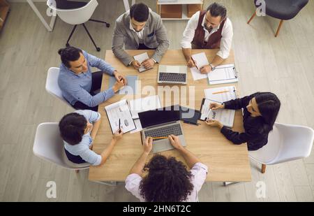 Vue de dessus d'une équipe professionnelle ayant une réunion autour de la table de bureau Banque D'Images