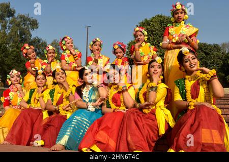 Dhaka. 14th févr. 2022. Les artistes posent pour des photos sur la touche d'un programme marquant Pohela Falgun, le premier jour du printemps et du mois Bengali Falgun, ainsi que la Saint-Valentin à Dhaka, au Bangladesh, le 14 février 2022. Credit: Xinhua/Alay Live News Banque D'Images