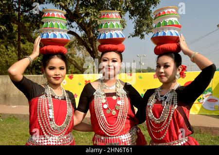 Dhaka. 14th févr. 2022. Les artistes se produisent à un programme marquant Pohela Falgun, le premier jour du printemps et du mois Bengali Falgun, ainsi que la Saint-Valentin à Dhaka, au Bangladesh, le 14 février 2022. Credit: Xinhua/Alay Live News Banque D'Images