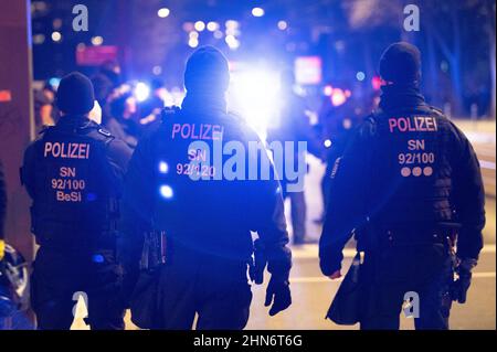 Dresde, Allemagne. 14th févr. 2022. Des policiers gardent une manifestation contre les mesures de Corona sur l'avenue principale. Credit: Sebastian Kahnert/dpa-Zentralbild/dpa/Alay Live News Banque D'Images