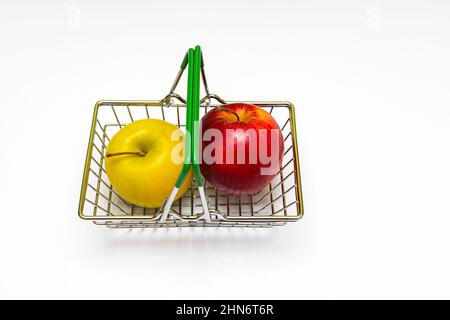 des pommes fraîches de différentes couleurs se trouvent dans un panier en métal.Photo de haute qualité Banque D'Images