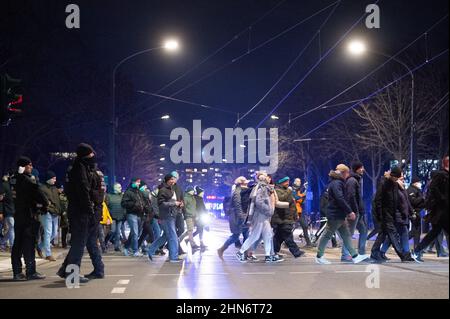 Dresde, Allemagne. 14th févr. 2022. Les participants d'une manifestation contre les mesures de Corona traversent l'avenue principale. Credit: Sebastian Kahnert/dpa-Zentralbild/dpa/Alay Live News Banque D'Images