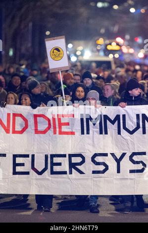 Dresde, Allemagne. 14th févr. 2022. Les participants à une démonstration contre les mesures de Corona marchent le long de l'avenue principale en tenant une bannière indiquant « nous sommes la réponse immunitaire à votre virus système. » Credit: Sebastian Kahnert/dpa-Zentralbild/dpa/Alay Live News Banque D'Images