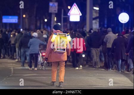 Dresde, Allemagne. 14th févr. 2022. Les participants à une manifestation contre les mesures Corona traversent la place Strassburger Platz. Credit: Sebastian Kahnert/dpa-Zentralbild/dpa/Alay Live News Banque D'Images