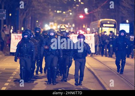 Dresde, Allemagne. 14th févr. 2022. Des policiers accompagnent une manifestation contre les mesures de Corona sur l'avenue principale. Credit: Sebastian Kahnert/dpa-Zentralbild/dpa/Alay Live News Banque D'Images