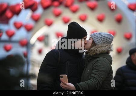 Moscou, Russie. 14th févr. 2022. Un baiser de couple le jour de la Saint-Valentin à Moscou, en Russie, le 14 février 2022. Credit: Evgeny Sinitsyn/Xinhua/Alay Live News Banque D'Images